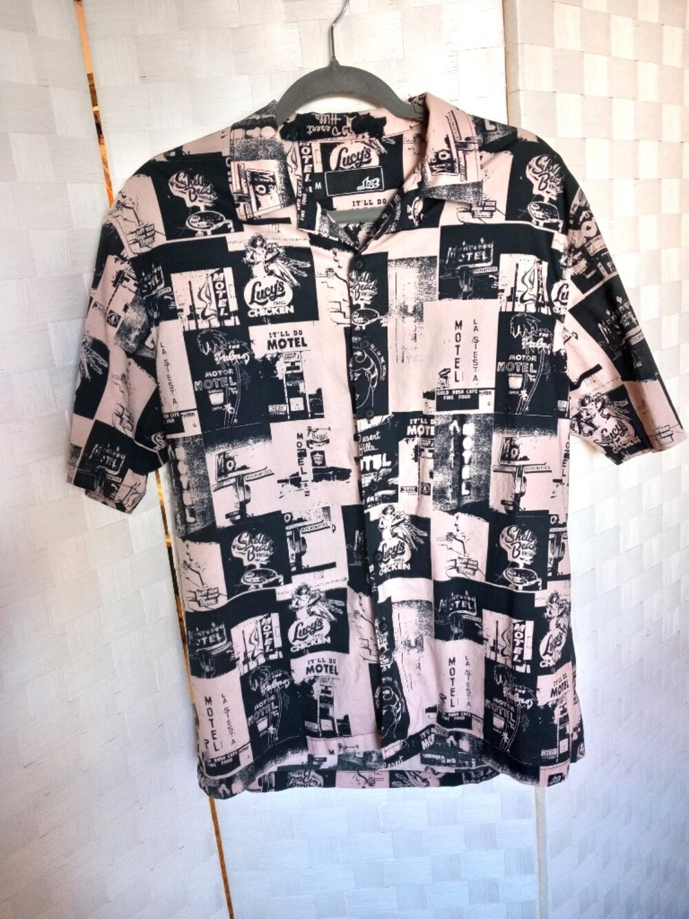 LOST BEACH BLVD Men's Short Sleeved Woven Button Up Shirt  - Nude - Medium